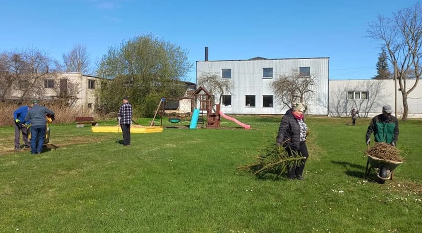 В некоторых местах толоки провели уже в конце апреля, люганузесцы убирали деревенскую площадь.