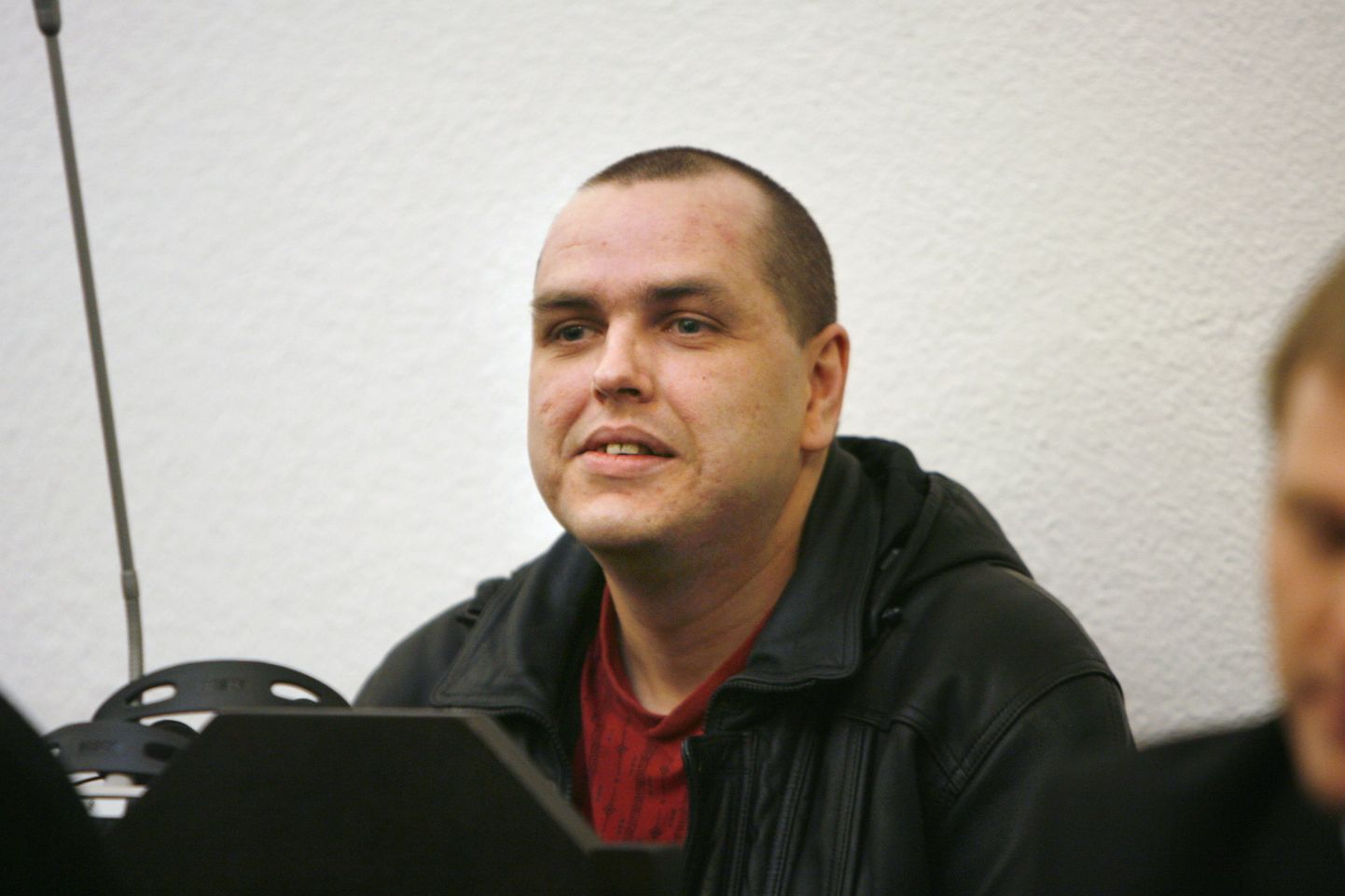 Rene Vainik nõudis Viru vanglalt 1500 eurot selle eest, et tal ei võimaldatud abikaasa ja vennaga lühiajalistel kokkusaamistel suhelda ilma klaasist vaheseinata.