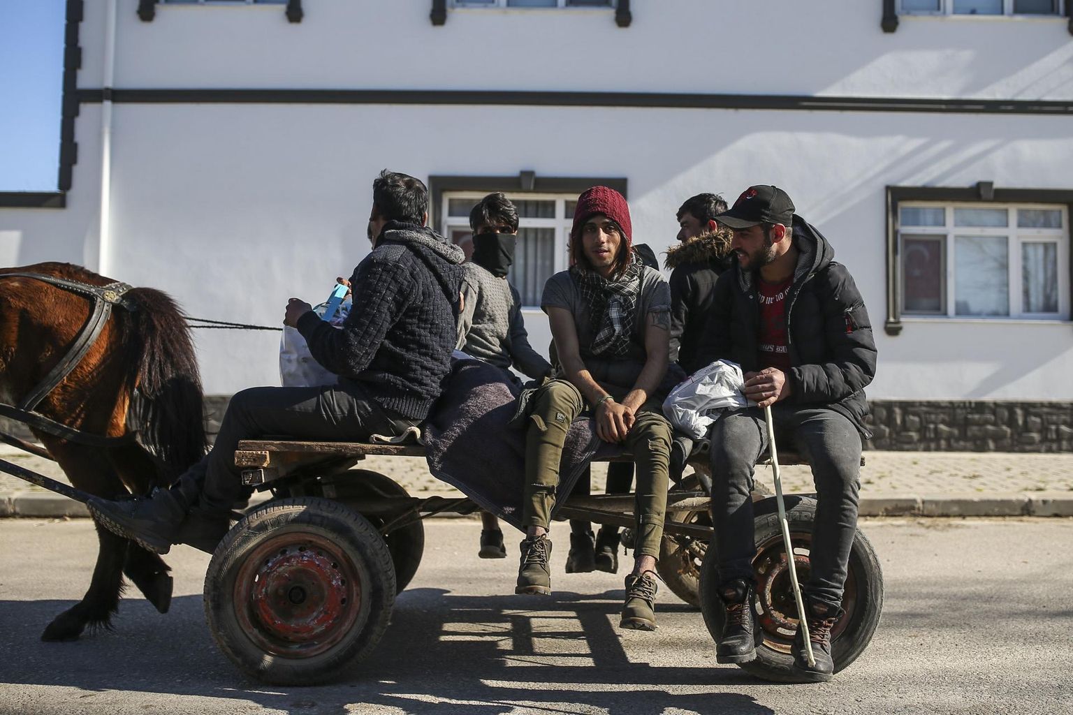 Migrandid 13. märtsil Türgi Edirne piirkonnas teel Kreeka piirile. Nüüdseks on Türgi piiri koroonaviiruse puhangu tõttu taas sulgenud. 