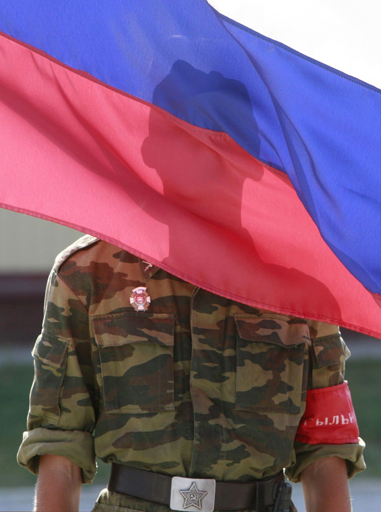 Vene sõjaväelane Tshinvalis Vene sõjaväebaasis number neli.