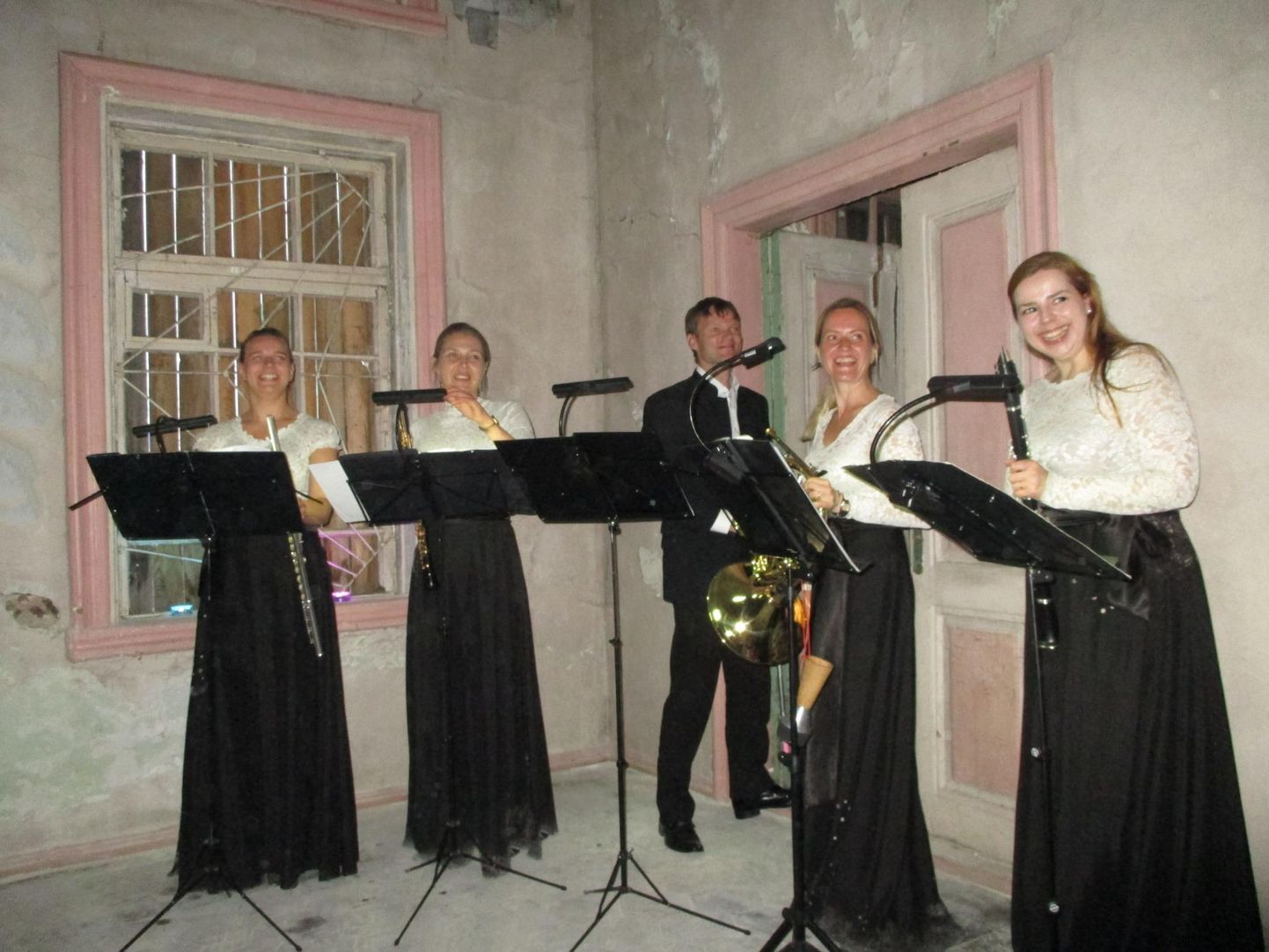 Puhkpillikvintett Estica pani muusikast ja rõõmust helisema Kadrina ajaloolise raudteejaama.