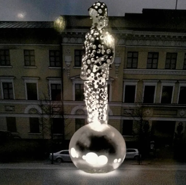 Valgustusega monument. Skulptor Pekka Kauhaneni loodud terasmonument on kümme meetrit kõrge ja kannab nime Valon tuoja (valguse tooja).