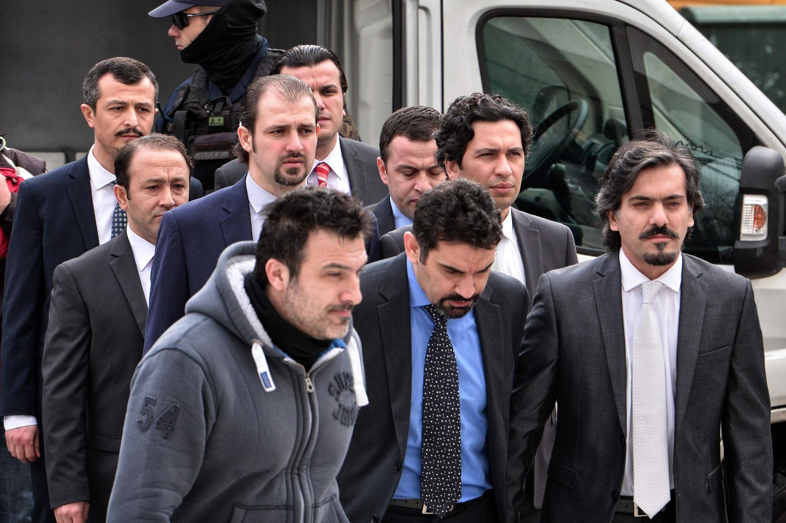 Kaheksa Türgi sõjaväelast möödunud nädalal teel Kreeka politseiniku saatel teel ülemkohtusse.
