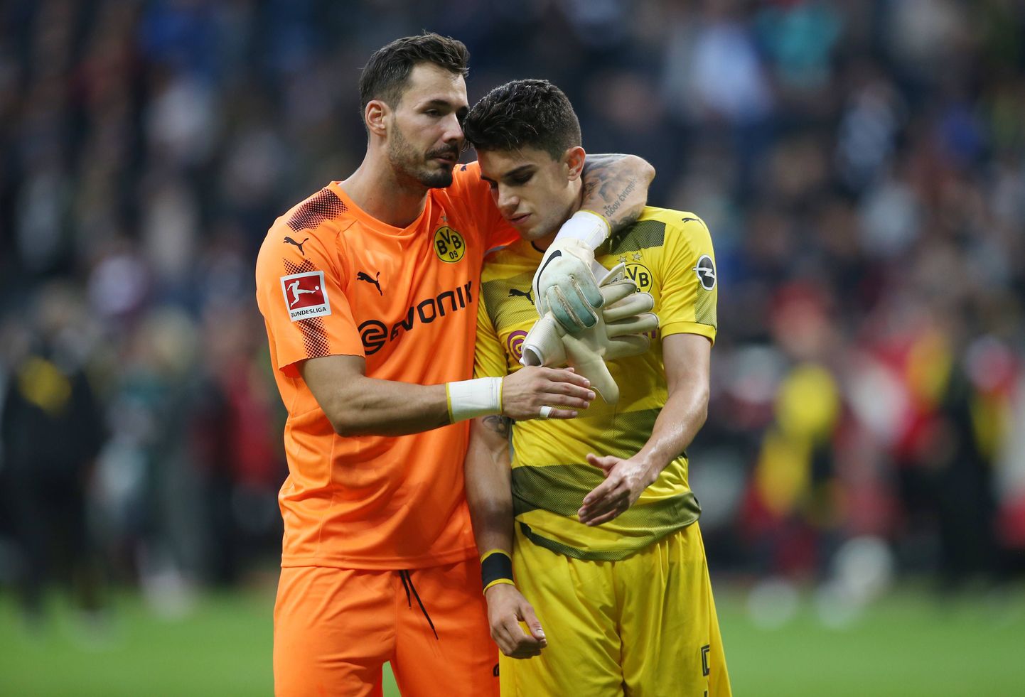 Dortmundi mängijad Roman Bürki ja Marc Bartra üksteist lohutamas pärast eilset viigimängu.