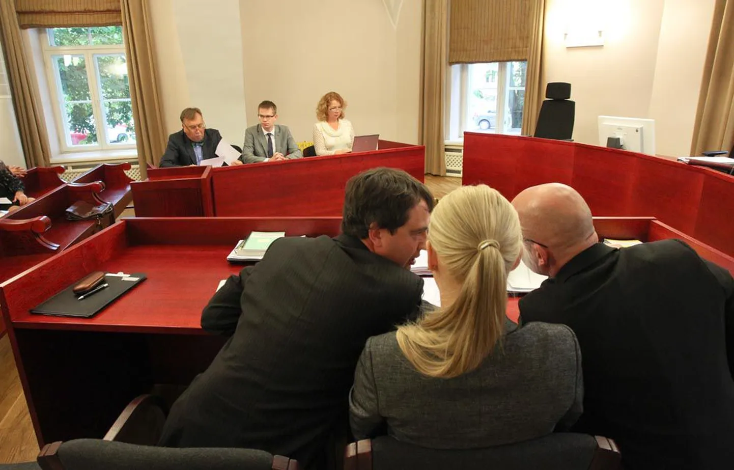 Eile kohtusaalis. Esiplaanil Kaitsepolitsei esindaja koos vandeadvokaatide Carri Ginteri (vasakul) ja Allar Jõksiga., tagaplaanil Yana Toom oma advo­kaatide Üllar Talviste (vasakul) ja Oliver Nääsiga.