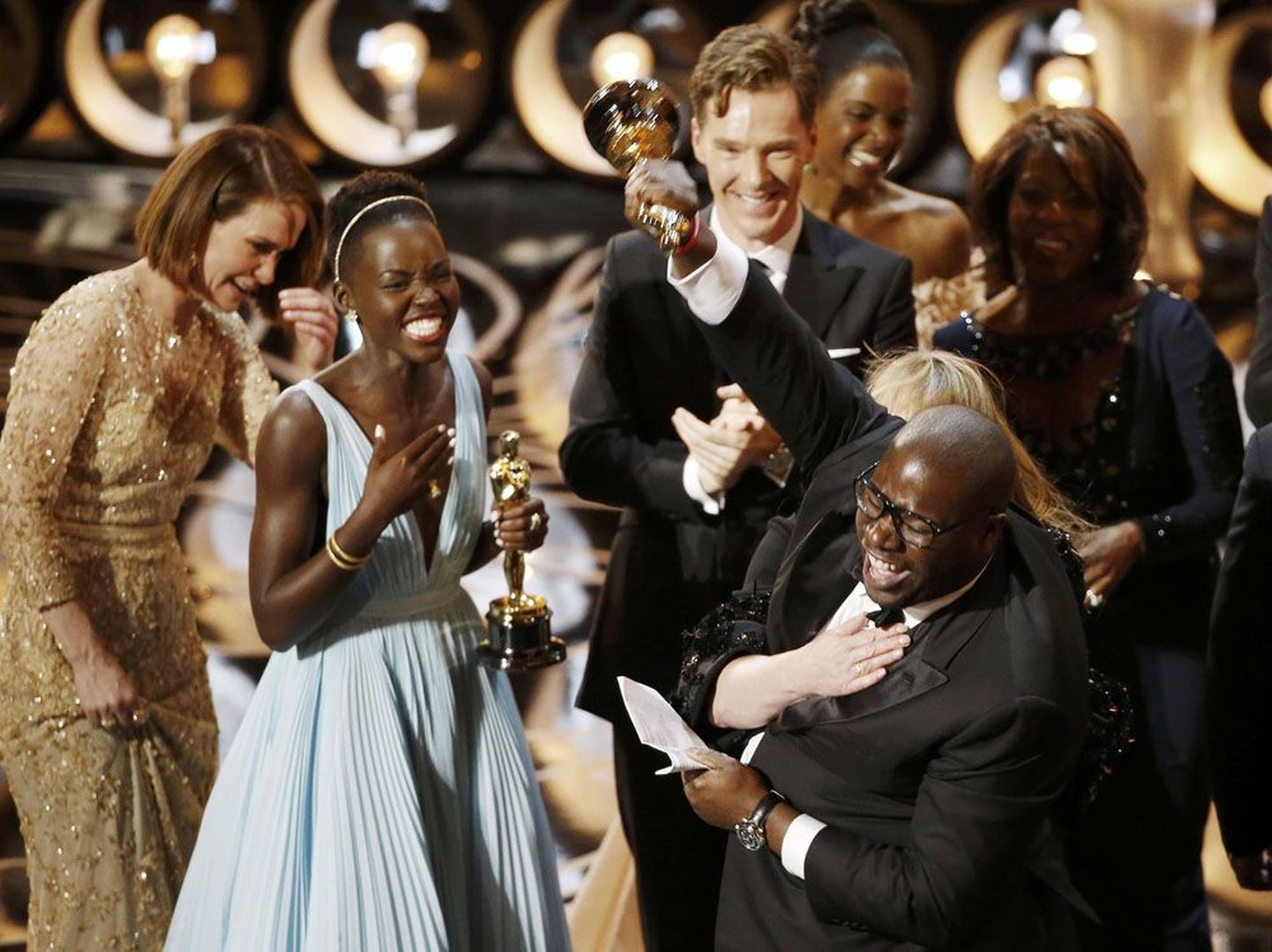 «12 aastat orjana» režissöör ja produtsent Steve McQueen (paremal) tähistab    parima filmi Oscari võitu koos sama filmi eest parima naiskõrvalosa auhinna pälvinud näitlejanna Lupita Nyong’oga.