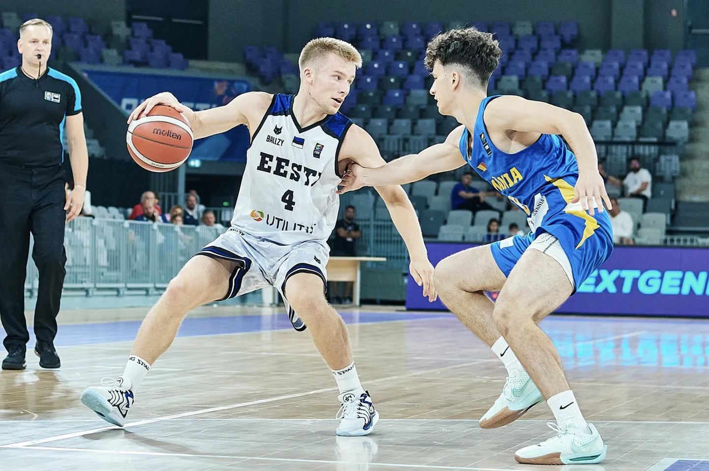 Eesti U20 korvpallikoondis (valges) ja Rumeenia eakaaslaste korvpallikoonids (sinistes)