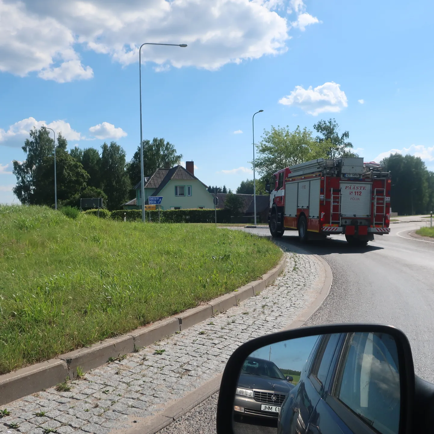 Päästjad kastsid ohtliku lõkke veega üle.