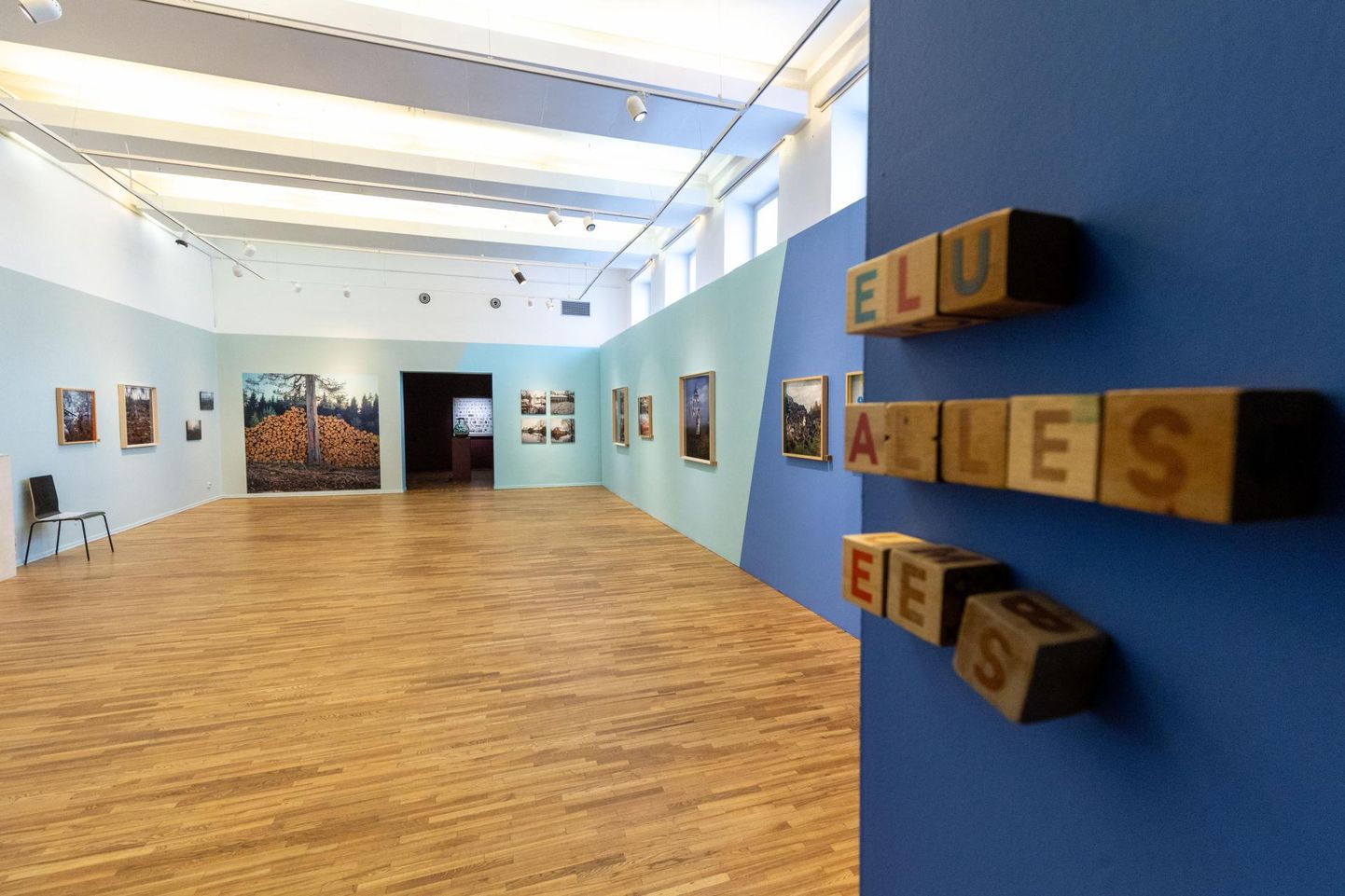 Tartu kunstimaja teise korruse näituseruumides on Heikki Leisi «Elu alles ees».