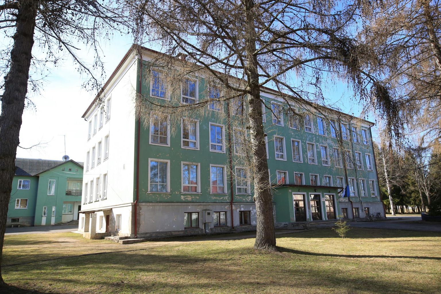 Pärast koolide ühendamist jääb Kallaste suur koolimaja tühjaks.