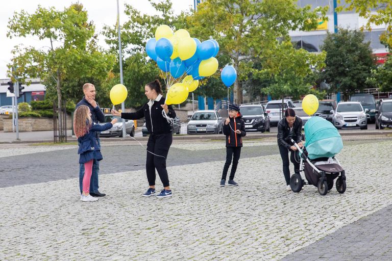 Rakvere avatud noortekeskus jagas teadmiste päeva puhul linna Keskväljakul värvikirevaid õhupalle, et rõõmu ja tegutsemislusti jaguks kogu kooliaastasse.