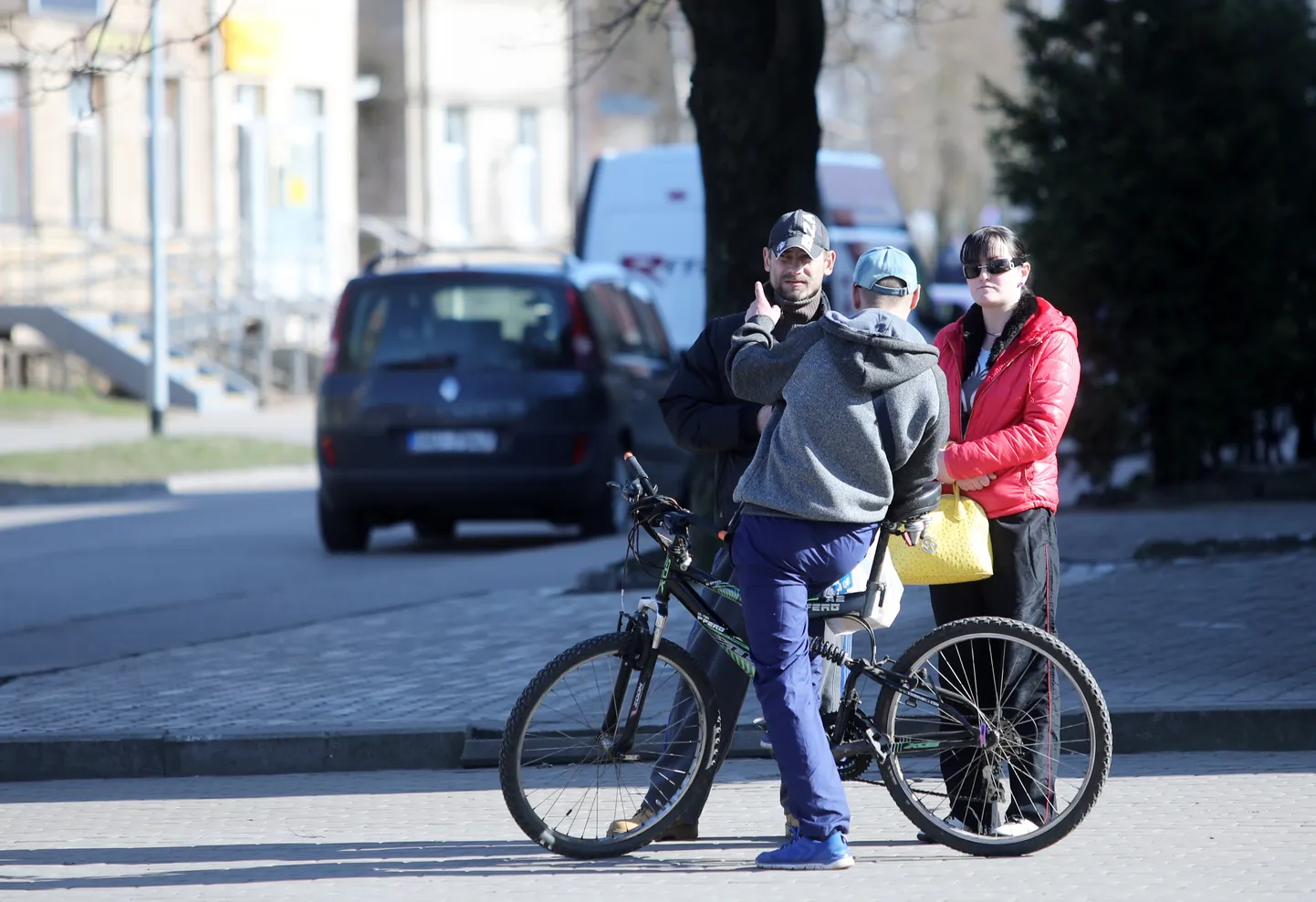 Cilvēki uz ielas Bolderājā, kad Latvijā saistībā ar Covid-19 vīrusa izplatību izsludināta ārkārtējā situācija, kas paredz ievērot virkni ierobežojumus - turpmāk ievērot divu metru attālumu starp cilvēkiem un vienlaicīgi pulcēties publiskās iekštelpās un ārtelpās varēs ne vairāk kā divas personas, cilvēki, kas dzīvo vienā mājsaimniecībā, vecāki un to nepilngadīgie bērni.