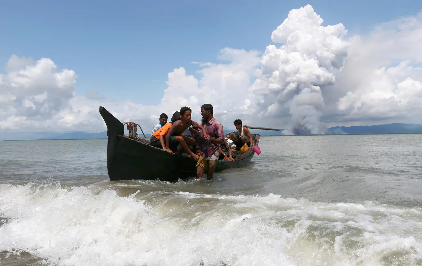 Rohingja põgenikud saabumas pikkninapaadiga Bangladeshi Shah Porir Dwipi randa.
