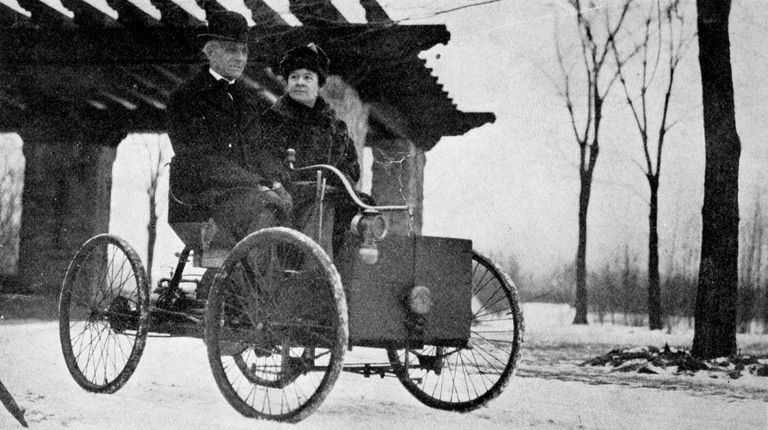 Vanemas eas Henry Ford oma kaasaga sõitmas enda poolt ehitatud esimese autoga.