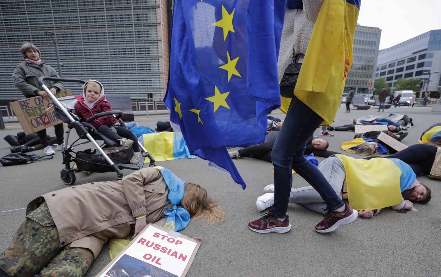 Ukrainlased protesteerimas Brüsselis Euroopa Komisjoni ees 29. aprillil, kutsumas üles lisanduvaid sanktsioone Venemaale.