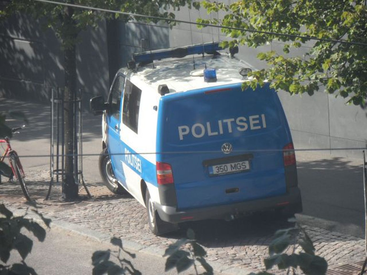 Eesti politseiauto Helsingis Ruoholahti kaubanduskeskuse juures.