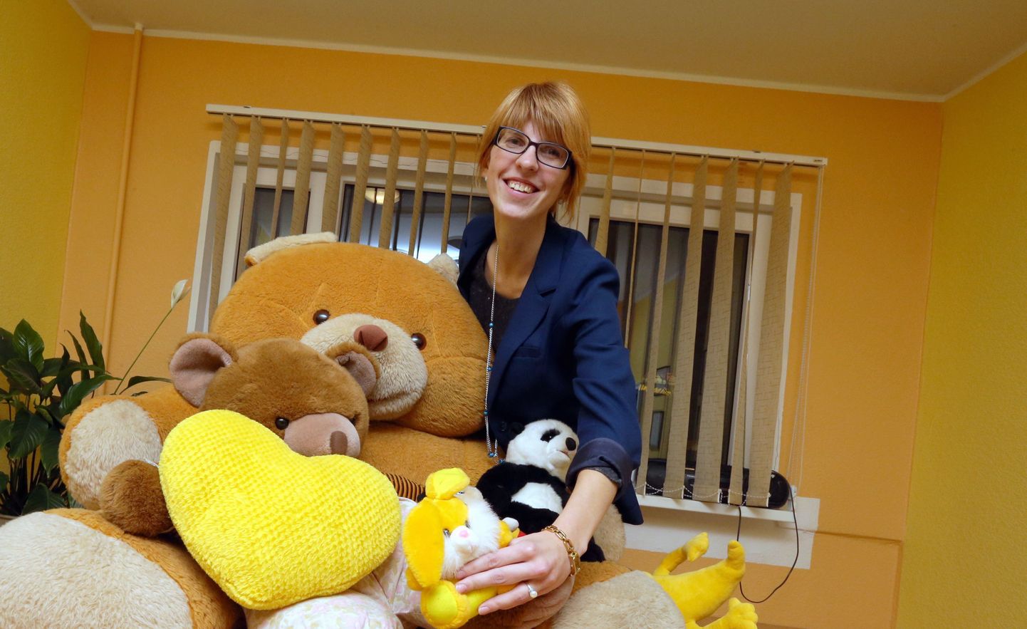 Sotsiaaltöötaja Evelin Tamm teab hästi, et ainult pehmetest ja turvalistest mänguasjadest ei piisa selleks, et laps õnnelik oleks ja hästi areneks.