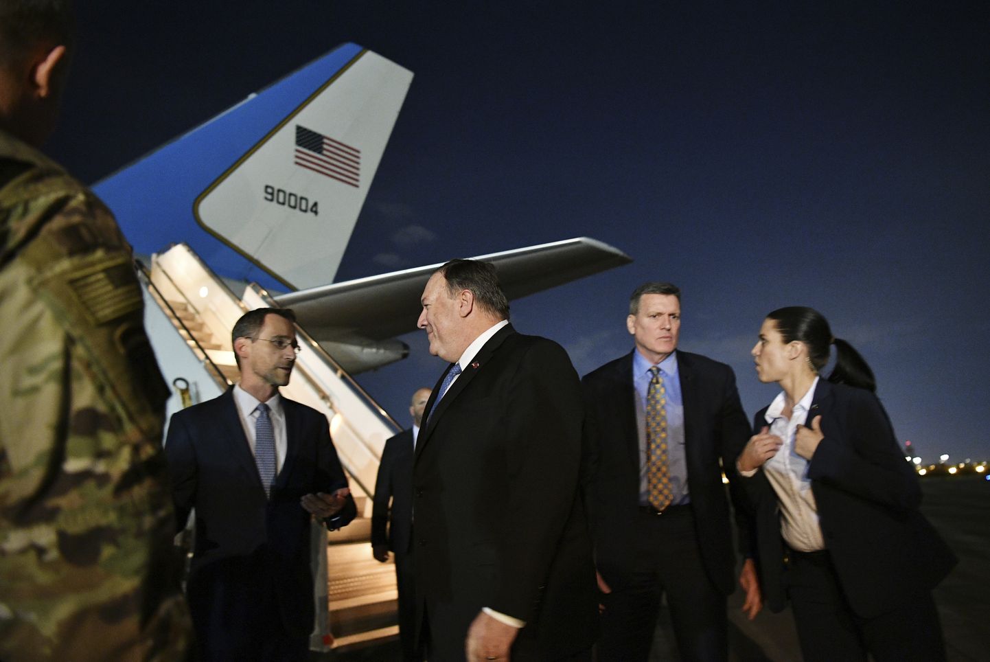 USA välisminister Mike Pompeo (keskel) 7. mail Iraagi pealinnas Bagdadis.
