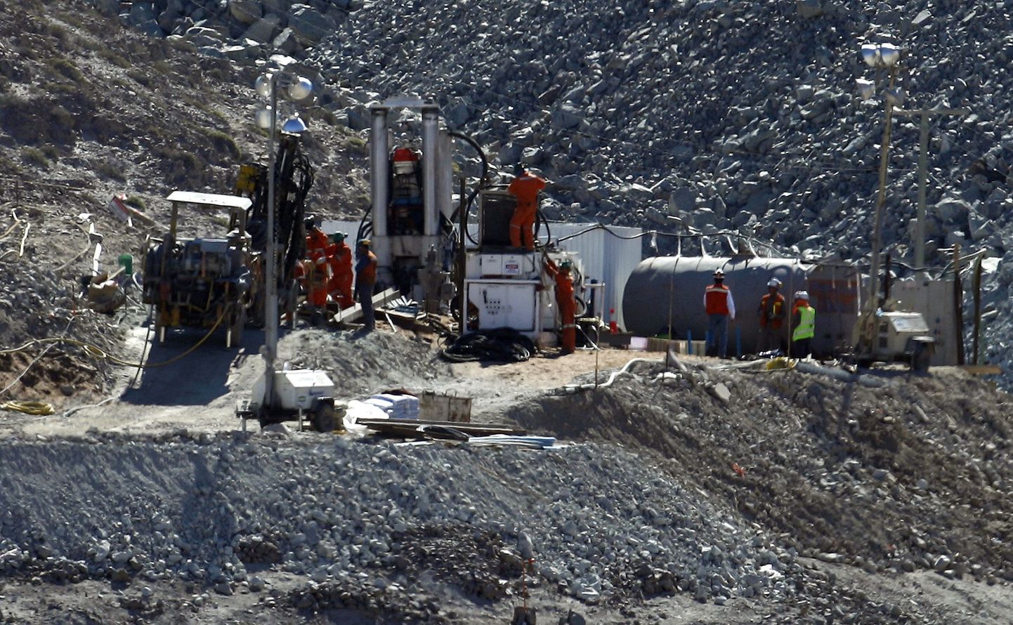 С помощью горнопроходческого щита, изготовленного в Германии, вчера начался первый этап освобождения 33 чудом выживших после обвала чилийских шахтеров, блокированных в золоторудной шахте Сан-Хосе на глубине около 700 метров.