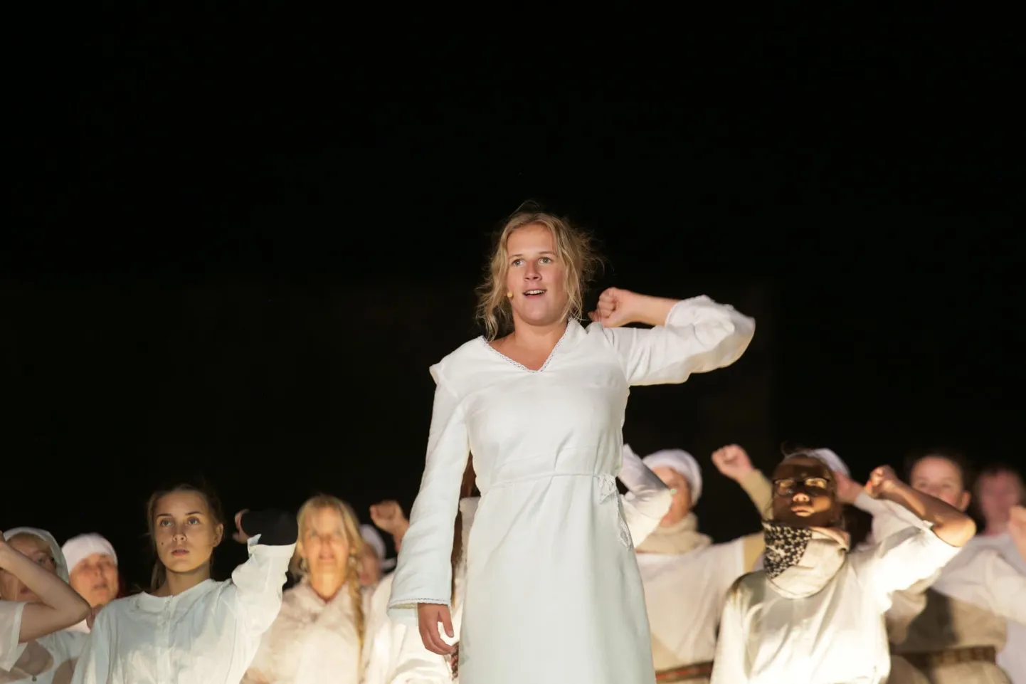 Lavastus püsib Endla teatri noorel näitlejal Saara Nüganenil. FOTO: Arvo Tarmula/Lääne Elu