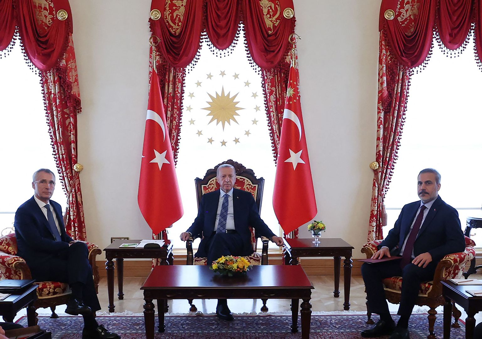 NATO peasekretär kohtus pühapäeval, 4. juunil Istanbulis päev varem kolmandaks ametiajaks Türgi presidendiks vannutatud Recep Tayyip Erdoğani ja vastse välisministri Hakan Fidaniga.