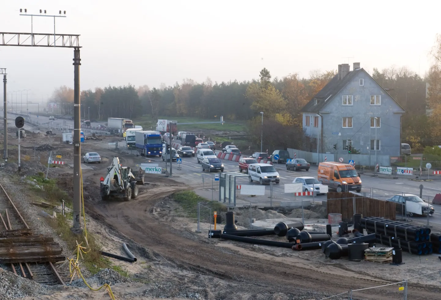 TLMPM03: ÜLEMISTE LIIKLUSSÕLM :TALLINN, EESTI, 26OCT10.
Merko juhatuse liige Andres Agukas ja Merko projektijuht Tiit Joosti Ülemiste liiklussõlme ümberehituse osa, Peterburi maantee ja Järvevana tee ühenduskoha ehitusel.
mm/Foto MIHKEL MARIPUU/POSTIMEES