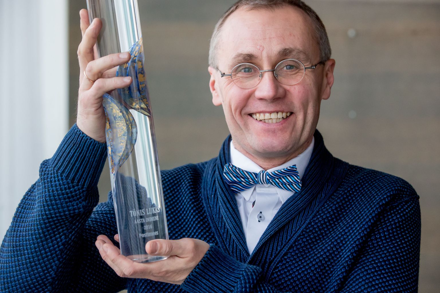 Eesti Rahva Muuseumi direktor Tõnis Lukas sai Postimehe 2016. aasta inimese tiitli puhul kunstnik Ivo Lille klaasskulptuuri.