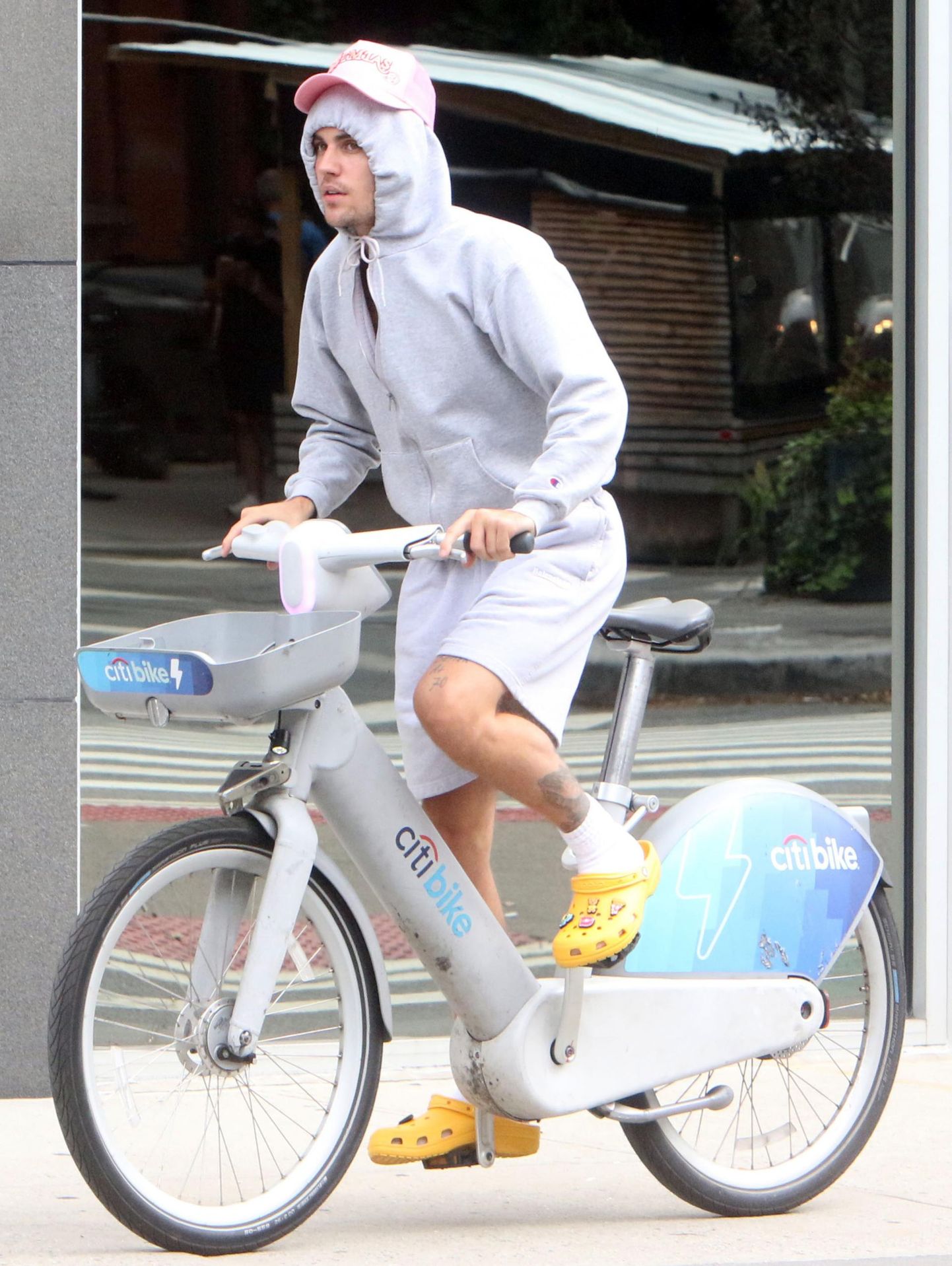 Kunstniku portree noore vana mehena: Justin Bieber rõivastuses, milles võiks täheldada teatavate elufunktsioonide lõtvumist.