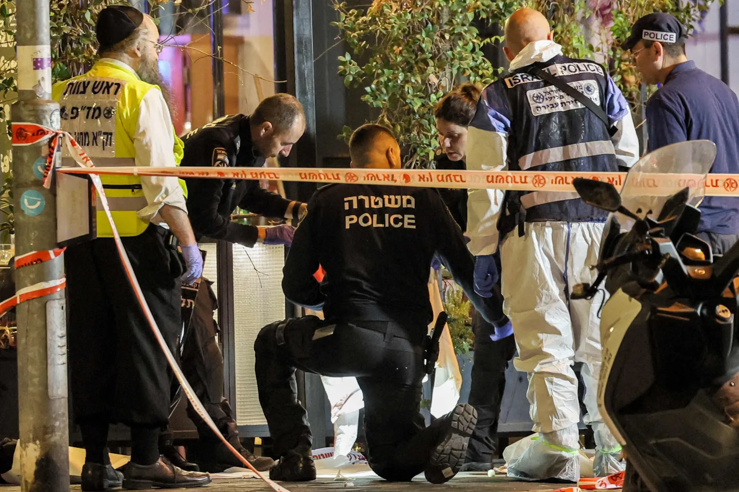Israeli politseinikud rünnakupaigas.