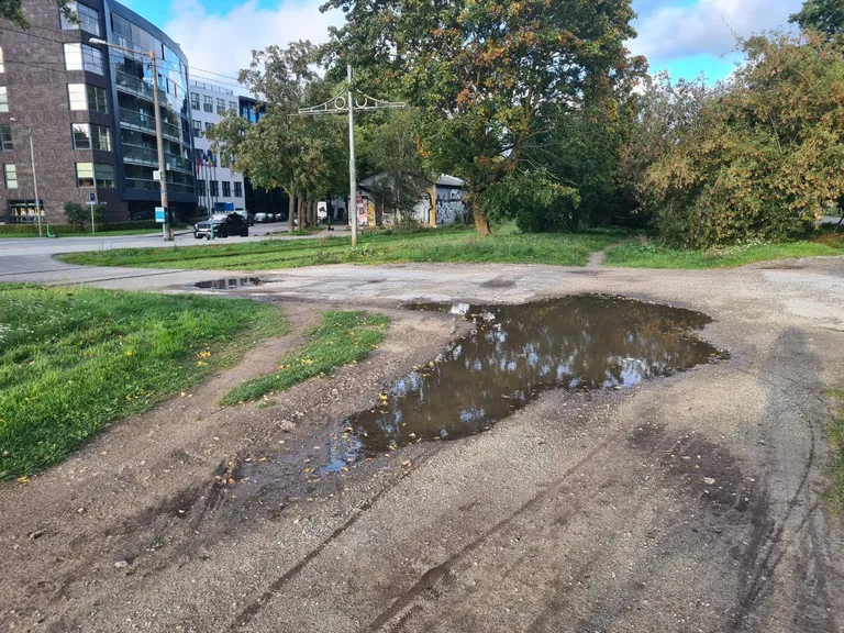 Велодорожка от площади переходит в грязную дорогу.