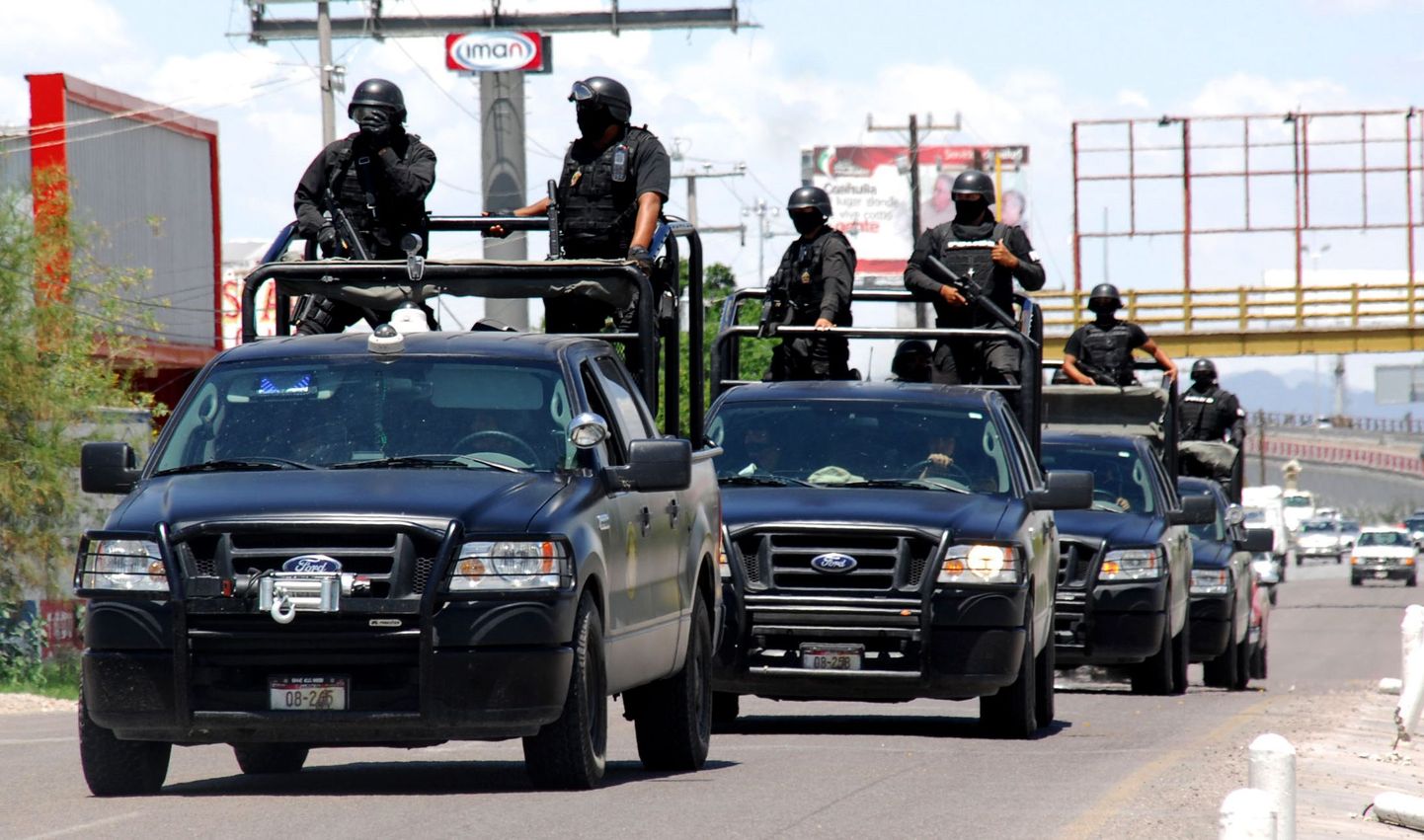 Mehhiko politseinikud patrullil Torreoni linnas, kuhu vangid väidetavalt inimesi tapma saadeti.