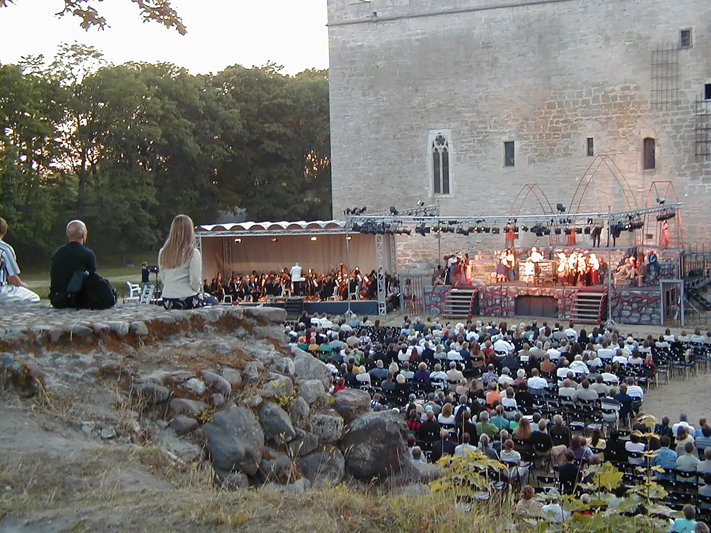 Hetk Rahvusooper Estonia lavastusest "Carmen" Kuressaare lossihoovis.