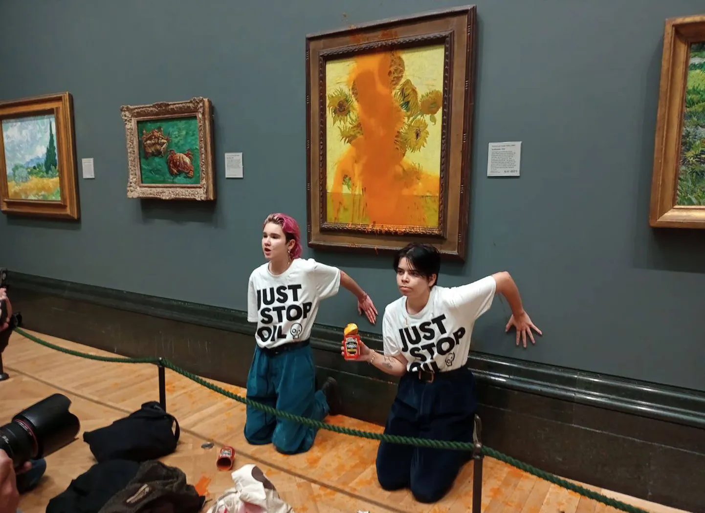 Rühmituse Just Stop Oil aktivistid 2022. aasta 14. oktoobril Londoni rahvusgaleriis Vincent Van Gogh kuulsa maali «Päevalilled» ees.