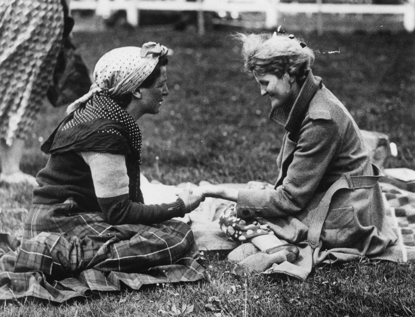 Mustlasnaine ennustamas. Foto 1930. aastatest
