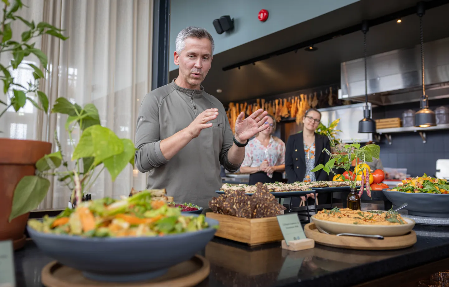 30.08.2023, Tallinn. Peeter Piheli nullkulu menüü degustatsioon Fotografiska restoranis Eesti toidu kuu avaüritusel. Pildil Peeter Pihel. Foto Madis Veltman, Postimees