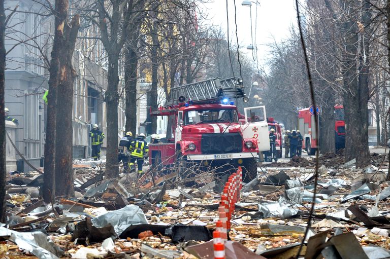 Ukraina Harkivi päästetöötajad pärast Venemaa rünnakut 2. märtsil majarusudest inimesi otsimas ja hoonetes tulekahjusid kustutamas