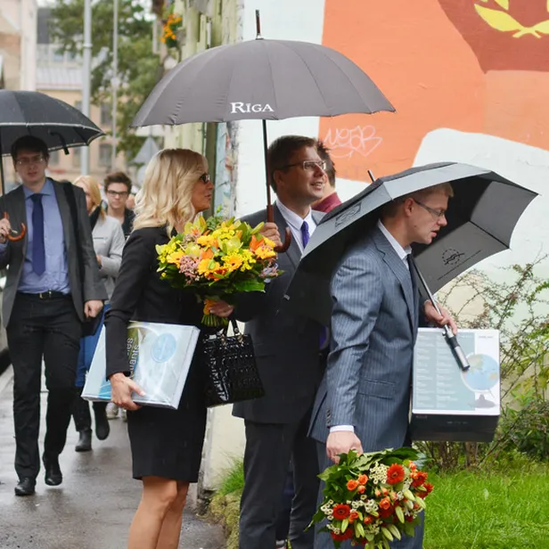 Sveikt Rīgas Franču liceja skolēnus ar jauno mācību gadu ieradies Rīgas mērs Nils Ušakovs un viņa padomniece juridiskajos jautājumos Iveta Strautiņa