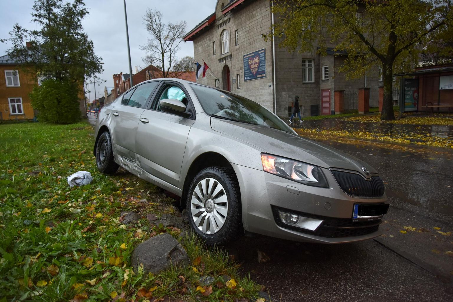 Viljandis Jakobsoni ja Lossi tänava ristmikul põrkasid kokku Škoda ja BMW.