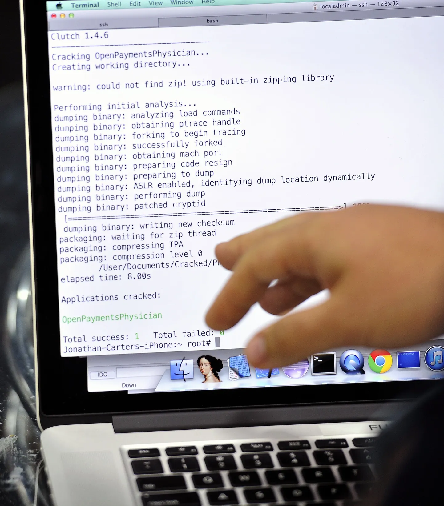 Joe Abbey, Arxan Technologies'i juht näitab USAs toimunud Black Hat 2014 turvalisuskonverentsil, kuidas on võimalik murda sisse telefoniaplikatsiooni.