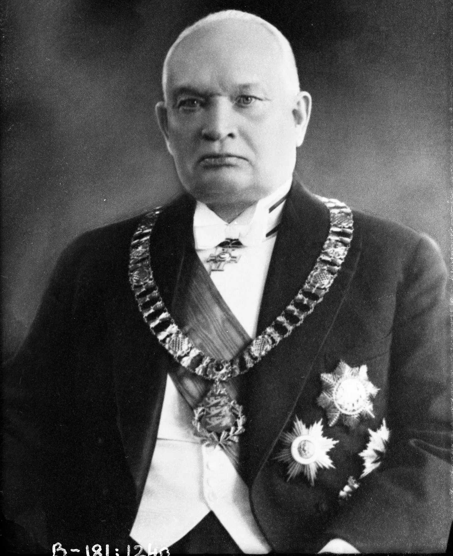 Raamatu ühe autori Ago Pajuri meelest on Konstantin Pätsi tegevusele raske ühest hinnangut anda, sest ta on rajanud riigi ja aidanud tahtmatult kaasa selle lammutamisele, ühelt poolt demokraatiat kaitsnud ja teisalt asendanud selle autoritaarsusega.