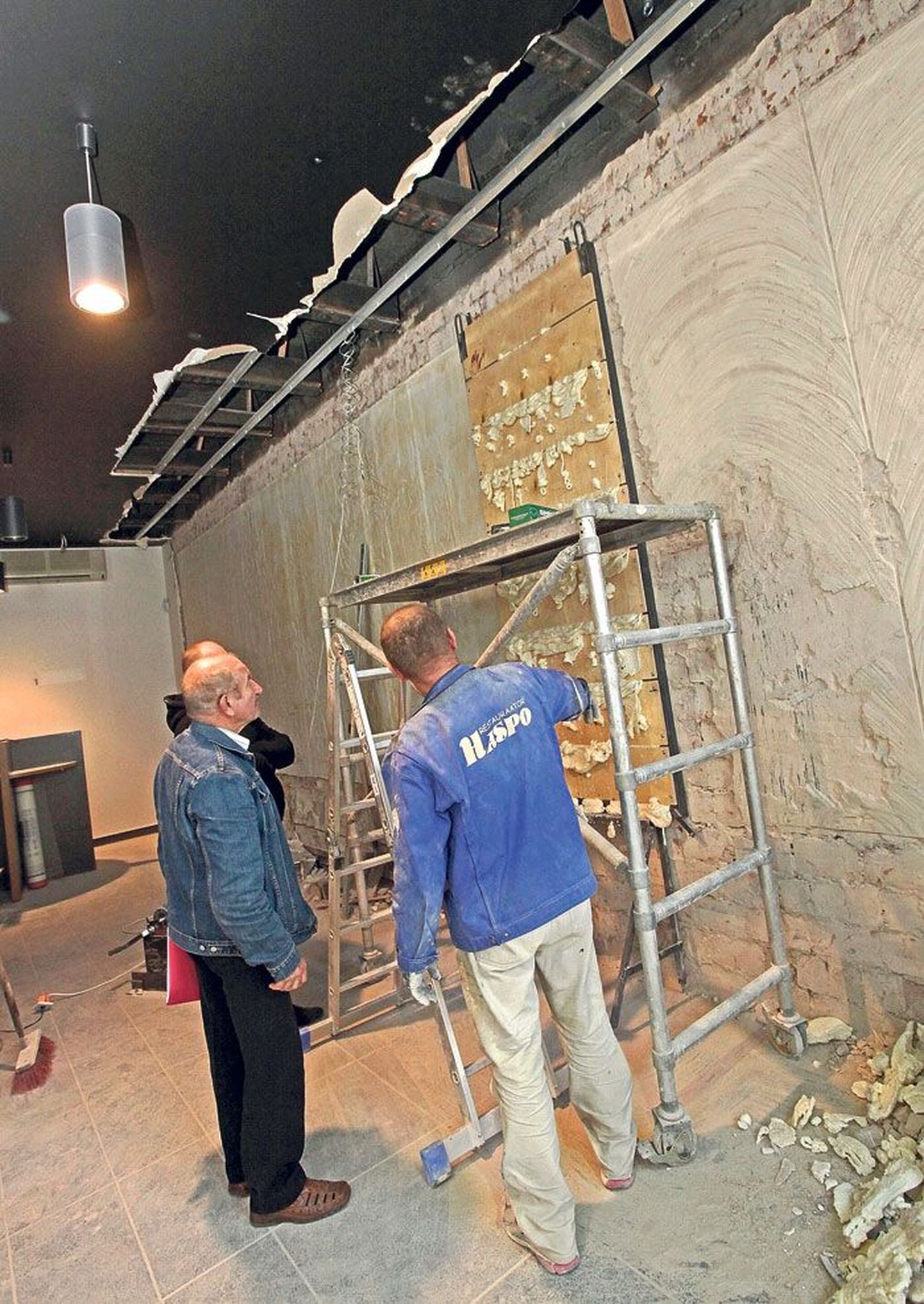 Restaureerimisfirma Haspo töötajad võtsid eile vanas kaubamajas maha kunstnik Elmar Kitse pannoo kolmandat paneeli.