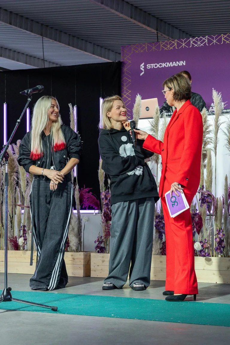 Stilistid Sille Randviir ja Karolin Kuusik, paremal õhtujuht Anu Välba.