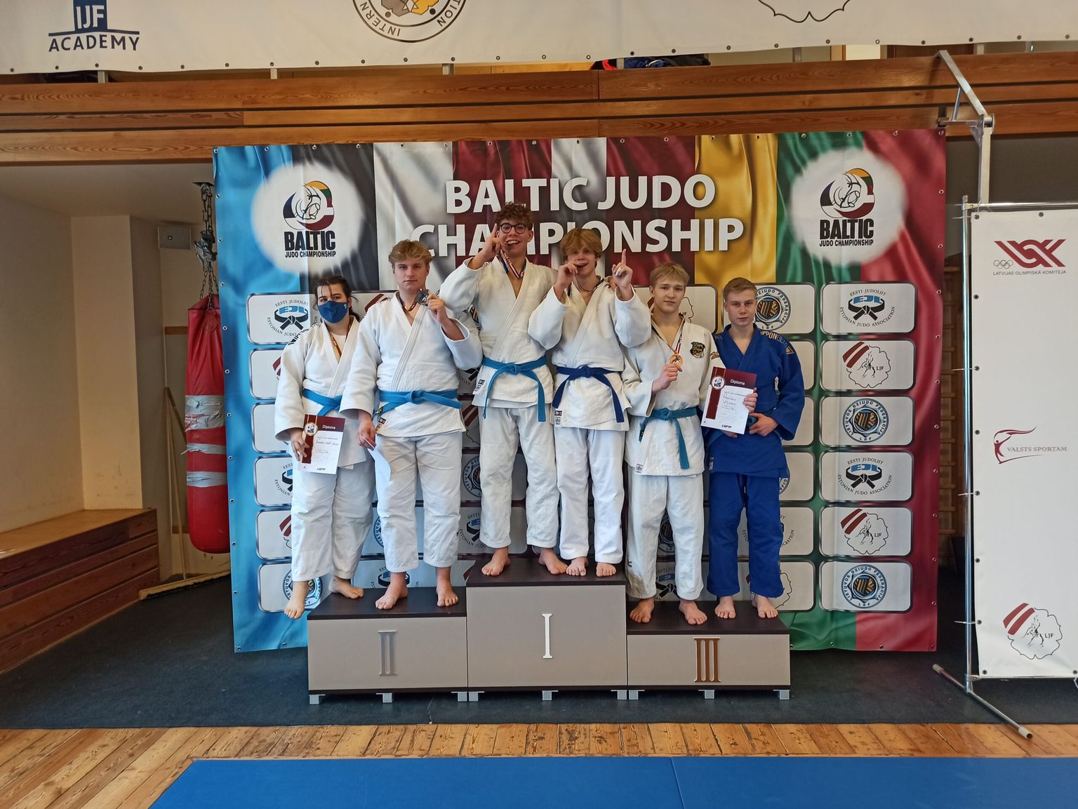 Pildil Tartu Do noored judokad, vasakult Emma-Melis Aktas, Kabriel Kirna, Jakob Vares, Artur Türna, Markus Villako ja Karl Markus Saar.