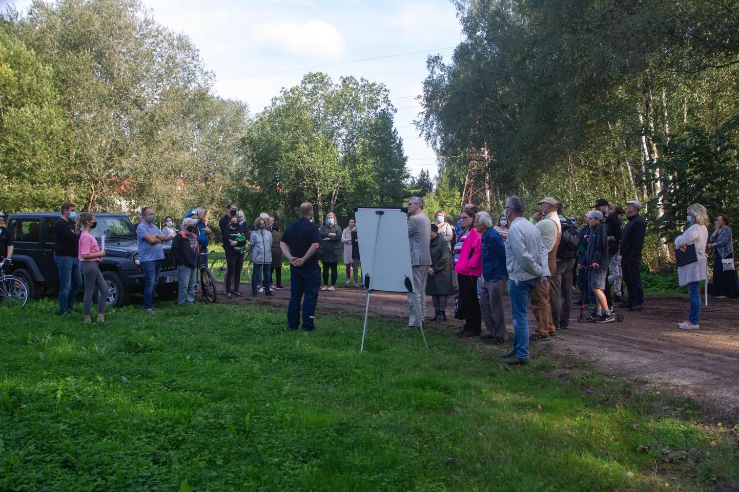 Käesoleval kümnendil käis Tartu kõrval äge kodumetsasõda Ihaste metsa kaitsjate ja seda maha võtta tahtvate kinnisvaraarendajate vahel. Ihaste elanik, keskkonnaameti esindaja ja Tartu linnavalitsuse esindaja augustis 2021 Ihaste metsa kõrval.