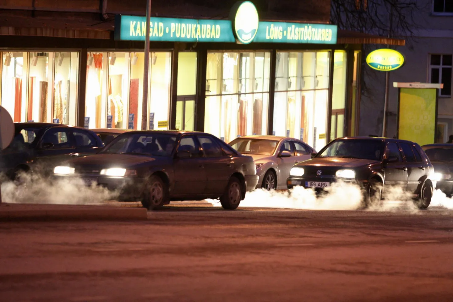 Öine temperatuuri-inversioon võib kaasa tuua selle, et autode heitgaasides sisalduvad lämmastikoksiidid ei saa ülespoole hajuda ja kogunevad maapinna lähedale.