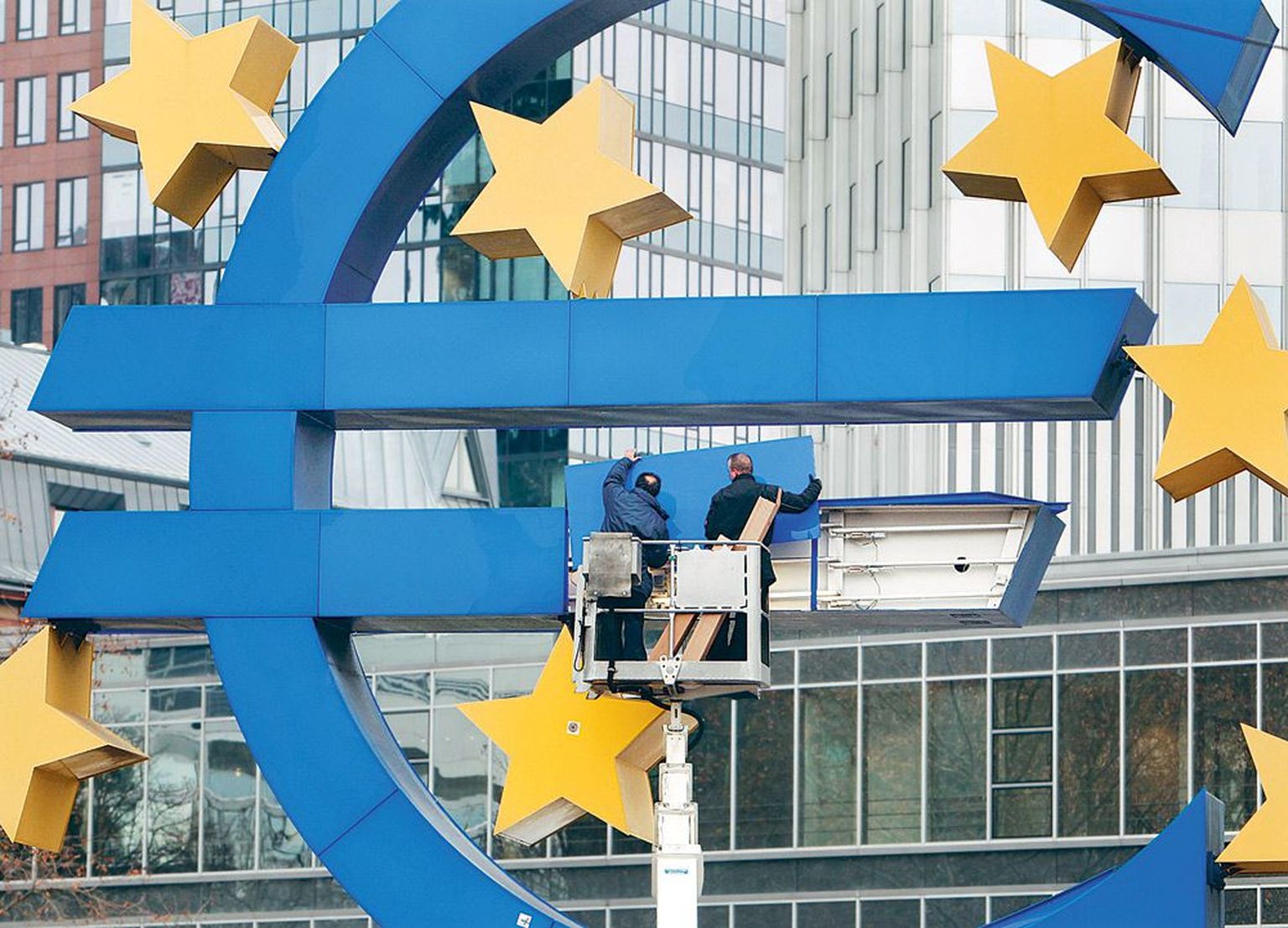 Euroopa Keskpanga fassaadil oleva euro kujutise remont.