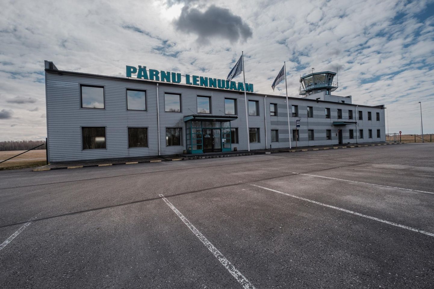 Tellija soovib laiendada Pärnu lennujaama reisiterminali ja renoveerida senise hoone koos ühendusteede, platside ja muude vajalike rajatistega.