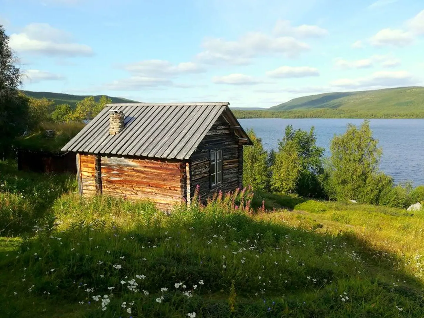 Neis algelistes ja pisikestes majades Utsjoki kiriku juures elati kasinalt juba XVIII sajandi alguses. On säilitatud ja saab sisse vaadata.