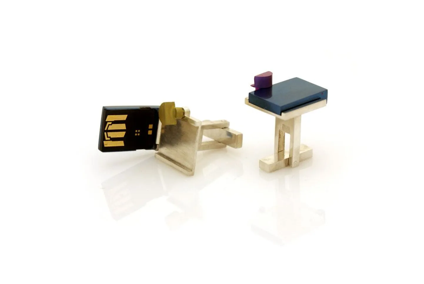 Roman Tavasti stipendiumi 2014 võitja Merilin Tõnisoja töö "Memory" - USB-mäluga kullast ja titaanist mansetinööbid.