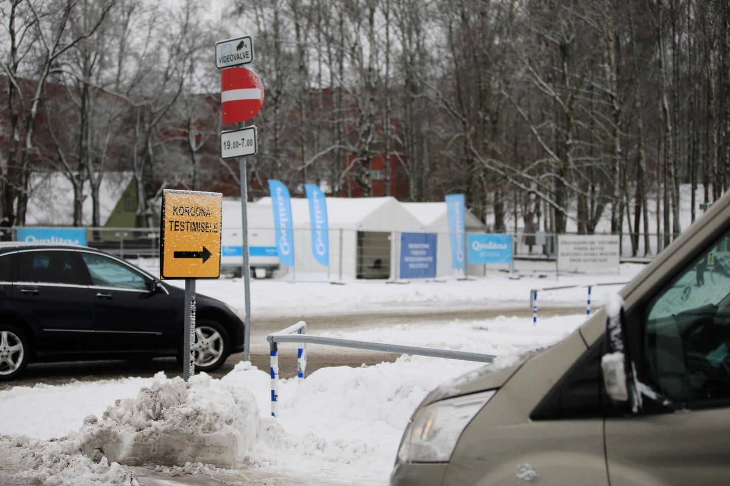 Koroonatestide tegemise punkt Tartu lauluväljaku parklas.